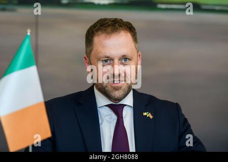 RIGA, LETTLAND. September 2021. Edgars Rinkevics, Außenminister Lettlands, trifft Thomas Byrne (Foto) Staatsminister für europäische Angelegenheiten Irlands, Quelle: Gints Ivuskans/Alamy Live News Stockfoto