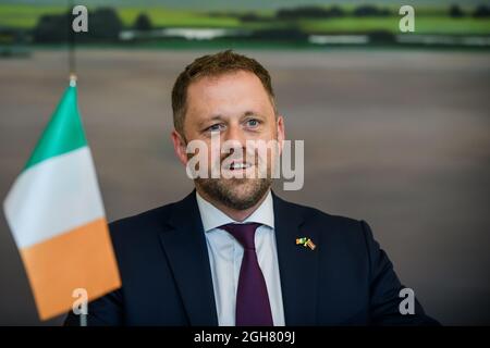 RIGA, LETTLAND. September 2021. Edgars Rinkevics, Außenminister Lettlands, trifft Thomas Byrne (Foto) Staatsminister für europäische Angelegenheiten Irlands, Quelle: Gints Ivuskans/Alamy Live News Stockfoto