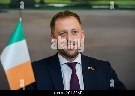 RIGA, LETTLAND. September 2021. Edgars Rinkevics, Außenminister Lettlands, trifft Thomas Byrne (Foto) Staatsminister für europäische Angelegenheiten Irlands, Quelle: Gints Ivuskans/Alamy Live News Stockfoto