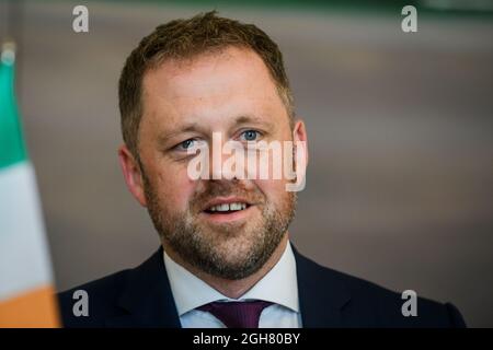 RIGA, LETTLAND. September 2021. Edgars Rinkevics, Außenminister Lettlands, trifft Thomas Byrne (Foto) Staatsminister für europäische Angelegenheiten Irlands, Quelle: Gints Ivuskans/Alamy Live News Stockfoto