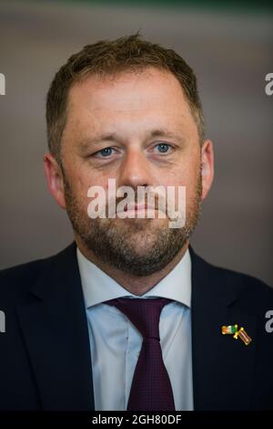 RIGA, LETTLAND. September 2021. Edgars Rinkevics, Außenminister Lettlands, trifft Thomas Byrne (Foto) Staatsminister für europäische Angelegenheiten Irlands, Quelle: Gints Ivuskans/Alamy Live News Stockfoto