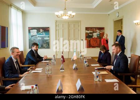 RIGA, LETTLAND. September 2021. Der lettische Außenminister Edgars Rinkevics (L) trifft sich mit Thomas Byrne (R), dem irischen Staatsminister für europäische Angelegenheiten, Quelle: Gints Ivuskans/Alamy Live News Stockfoto