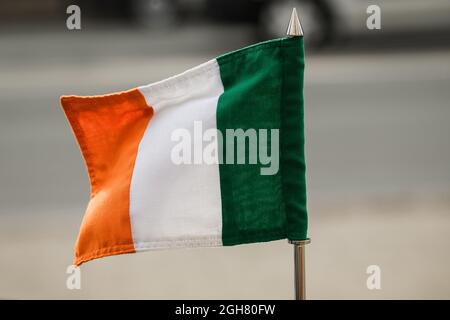 RIGA, LETTLAND. September 2021. Flagge Irlands auf dem Fahrzeug, nach dem Treffen. Der lettische Außenminister Edgars Rinkevics trifft sich mit Thomas Byrne, dem irischen Staatsminister für europäische Angelegenheiten, Stockfoto