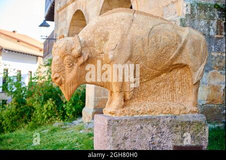 Bison Jesus Otero Skulptur in der Nähe der Häuser von La Viña und del Águila, in Santillana del Mar. Kantabrien Stockfoto