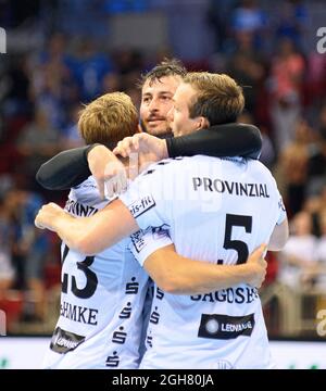 Düsseldorf, Deutschland. 05. Sep 2021. Finaler Jubel KI, links nach rechts Rune DAHMKE (KI), Domagoj DUVNJAK (KI), Sander SAGOSEN (KI), Handball Super Cup 2021, THW Kiel (KI) - TBV Lemgo Lippe 30:29, am 04.09.2021 in Düsseldorf/Deutschland. â Credit: dpa/Alamy Live News Stockfoto
