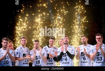 Düsseldorf, Deutschland. September 2021. Preisverleihung, Team KI im Feuerwerk, von links nach rechts Leon CIUDAD BENITEZ (KI), Magnus LANDIN (KI), Niclas EKBERG (KI), Hendrik PEKELER (KI), Domagoj DUVNJAK (KI), Harald REINKIND (KI), Nikola BILYK ( KI) Handball Super Cup 2021, THW Kiel (KI) - TBV Lemgo Lippe 30:29, am 04.09.2021 in Düsseldorf/Deutschland. â Credit: dpa/Alamy Live News Stockfoto