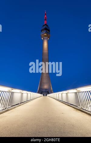 Belgrad, Serbien - 2021-08-18: Aussichtsplattform des Avala-Turms in der Abenddämmerung. Der Avala-Turm ist eine Touristenattraktion und ein Telekommunikations-Sender Stockfoto