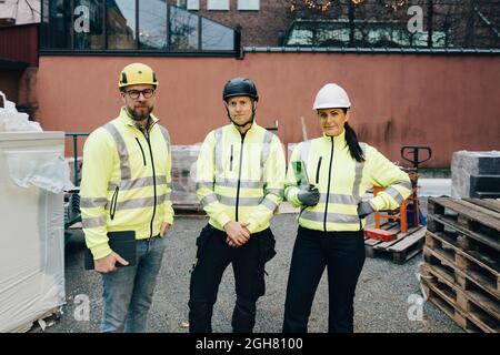 Portrait von Ingenieuren und Ingenieuren, die auf der Baustelle zusammenstehen Stockfoto