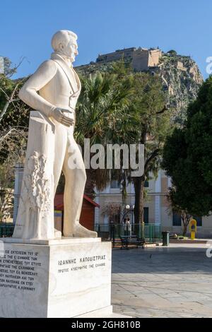 Eine Statue von Ioannis Kapodistrias, dem ersten Staatsoberhaupt des unabhängigen Griechenlands, mit der Festung Palamidhi im Hintergrund, Nafplio, Argolid, P Stockfoto