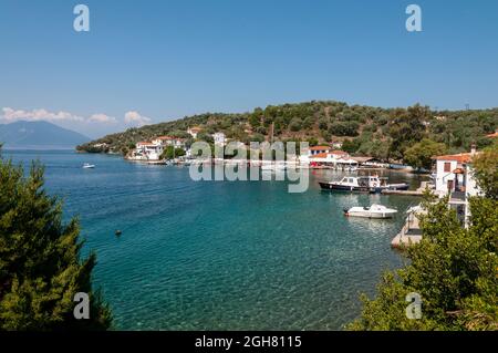 Der kleine Hafen von Paleo Trkeri auf der Insel Palio Trikeri an der Südküste der Halbinsel Pelion, Griechenland Stockfoto