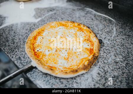 Italienische knusprige Pizza Margherita gerade aus dem Ofen zum Servieren genommen Stockfoto