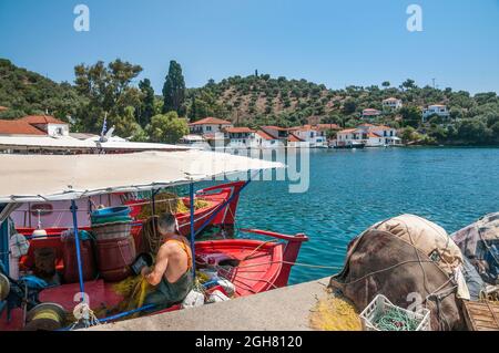 Der kleine Hafen von Paleo Trkeri auf der Insel Palio Trikeri an der Südküste der Halbinsel Pelion, Griechenland Stockfoto