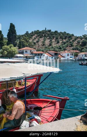 Der kleine Hafen von Paleo Trkeri auf der Insel Palio Trikeri an der Südküste der Halbinsel Pelion, Griechenland Stockfoto