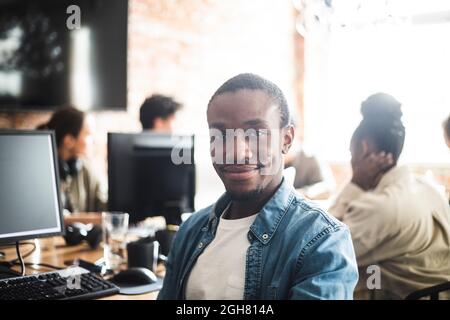 Lächelnder männlicher Unternehmer im Kreativbüro Stockfoto