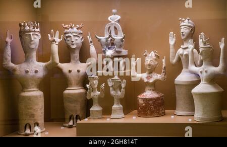 Minoan, Bronzezeit, Statuen von Terrakotta-Göttinnen. Aus der postpalastzeit 1200-1100 v. Chr.. Ausgestellt im Archäologischen Museum von Heraklion, Kreta, Gr Stockfoto
