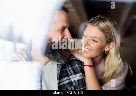 Porträt eines glücklichen, reifen Paares in der Liebe, das den Urlaub in der Hütte drinnen genießt. Stockfoto