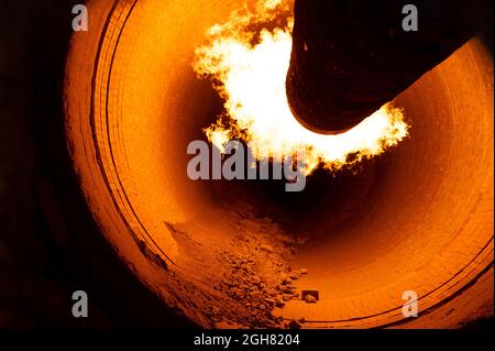 Nahaufnahme eines Drehofens für die Klinkerproduktion in einem Zementwerk Stockfoto