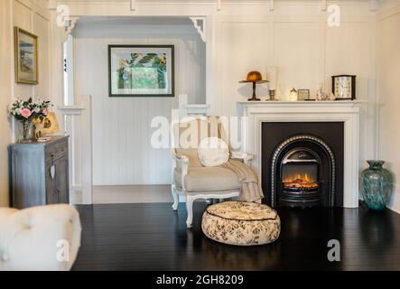 Großes und komfortables Wohnzimmer mit hellem Sofa Stockfoto