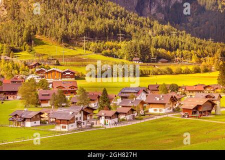 Sonnenuntergang-Luftaufnahme des alpinen Kandersteg-Dorfes, Schweiz Stockfoto