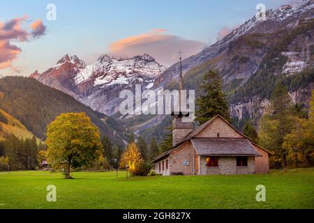 Sonnenuntergang Schnee Schweizer Alpen Bergpanorama und St. Mary Kirche, Kandersteg, Schweiz Stockfoto