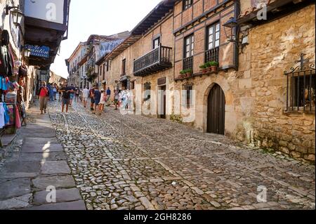 Kopfsteinpflasterstraße in Santillana del Mar, Kantabrien, Spanien, Europa Stockfoto