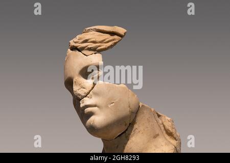 Nahaufnahme Porträt der antiken beschädigten Stein Büste Statue zeigt eine Frau Kopf mit großen Stücke fehlen im Gesicht und große Risse in der Marb Stockfoto