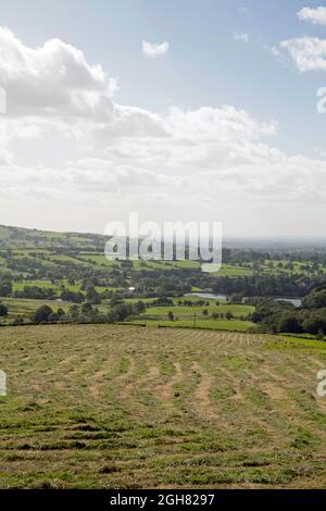 Blick über die Felder in Richtung Sutton Common von der Nähe von TEGG's Nose Macclesfield CHeshire England. Stockfoto