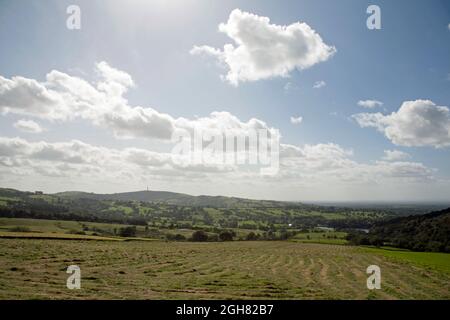 Blick über die Felder in Richtung Sutton Common von der Nähe von TEGG's Nose Macclesfield CHeshire England. Stockfoto