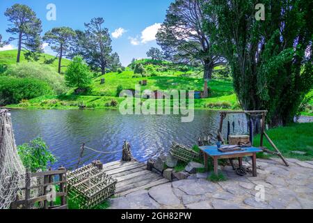 Hobbit on Movie in Matamata, Neuseeland, Hobbit Holes on the Hillside mit Blick auf den Lake in the Shire. Herr der Ringe. Stockfoto