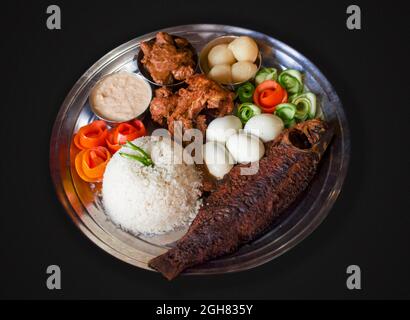 Traditionelle Einführung in Bangladesch.Reis, Fischbraten, Eier, Tomaten und Süßigkeiten. Stockfoto