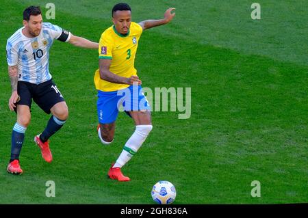 Sao Paulo, Brasilien. September 2021. Das Bild von Agencia Estado zeigt, dass der Brasilianer Eder Militao (R) mit dem Argentinier Lionel Messi während der Fußball-Qualifikation für die FIFA Fußball-Weltmeisterschaft Katar 2022 in Sao Paulo, Brasilien, am 5. September 2021 wetteiferte. (Marcello Zambrana/AGIF/AGENCIA ESTADO via Xinhua) (rtg) (ra) (da) ***BRASILIEN OUT*** Quelle: Xinhua/Alamy Live News Stockfoto