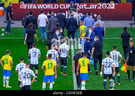Sao Paulo, Brasilien. September 2021. Das Bild von Agencia Estado zeigt, dass argentinische und brasilianische Spieler während der Fußball-Qualifikation für die FIFA Fußball-Weltmeisterschaft Katar 2022 in Sao Paulo, Brasilien, am 5. September 2021 mit Mitgliedern der brasilianischen Gesundheitsbehörde streiten. (Marcello Zambrana/AGIF/AGENCIA ESTADO via Xinhua) (rtg) (ra) (da) ***BRASILIEN OUT*** Quelle: Xinhua/Alamy Live News Stockfoto
