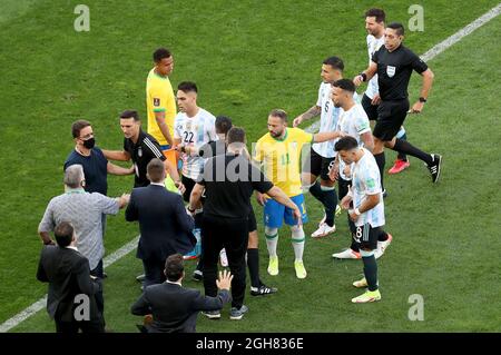 Sao Paulo, Brasilien. September 2021. Das Bild von Agencia Estado zeigt, dass argentinische und brasilianische Spieler während der Fußball-Qualifikation für die FIFA Fußball-Weltmeisterschaft Katar 2022 in Sao Paulo, Brasilien, am 5. September 2021 mit Mitgliedern der brasilianischen Gesundheitsbehörde streiten. (Alex Silva/ESTADAO CONTEUDO/AGENCIA ESTADO via Xinhua) (rtg) (ra) (da) ***BRASILIEN OUT*** Quelle: Xinhua/Alamy Live News Stockfoto