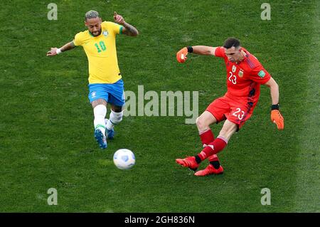 Sao Paulo, Brasilien. September 2021. Das Bild von Agencia Estado zeigt, dass der Brasilianer Neymar (L) am 5. September 2021 in Sao Paulo, Brasilien, mit Argentiniens Torwart Emiliano Martinez während der Fußball-Qualifikation für die FIFA Fußball-Weltmeisterschaft Katar 2022 wetteiferte. (Alex Silva/ESTADAO CONTEUDO/AGENCIA ESTADO via Xinhua) (rtg) (ra) (da) ***BRASILIEN OUT*** Quelle: Xinhua/Alamy Live News Stockfoto