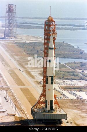 (11. März 1969) --- Luftaufnahme im Launch Complex 39, Kennedy Space Center, zeigt eine Nahaufnahme des 363 Meter hohen Apollo 10 (Raumsonde 106/Lunar Module 4/Saturn 505) Raumfahrzeugs auf dem Weg nach Pad B. der Saturn V-Stapel und sein mobiler Launch Tower befinden sich auf einem riesigen Raupentransporter. Der Apollo 10-Flug ist als Mondbahnmission geplant. Die Apollo 10-Besatzung werden die Astronauten Thomas P. Stafford, Kommandant, John W. Young, Kommandomodulpilot, und Eugene A. Cernan, Mondmodulpilot, sein. Stockfoto