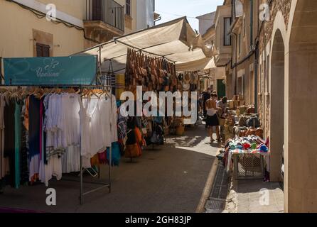 Santanyi, Spanien; september 04 2021: Gesamtansicht des wöchentlichen Straßenmarktes in der mallorquinischen Stadt Santanyi. Touristen tragen Gesichtsmasken aufgrund der Stockfoto