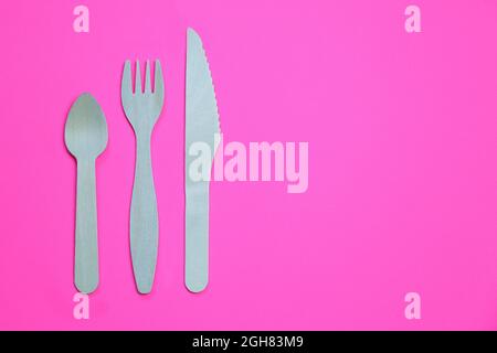 Umweltfreundliches Bambus Besteck-Set auf rosa Hintergrund. Zero Waste Konzept. Stockfoto