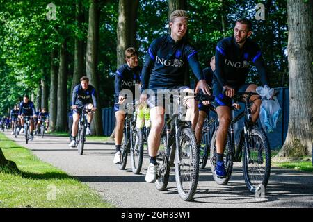 Knvb Campus, Niederlande. September 2021. KNVB CAMPUS, NIEDERLANDE - 6. SEPTEMBER: Frenkie de Jong aus den Niederlanden und Stefan de Vrij aus den Niederlanden während einer Trainingssitzung der Niederlande bei Zeist am 6. September 2021 im KNVB Campus, Niederlande. (Foto von Broer van den Boom/Orange Picics) Credit: Orange Pics BV/Alamy Live News Stockfoto