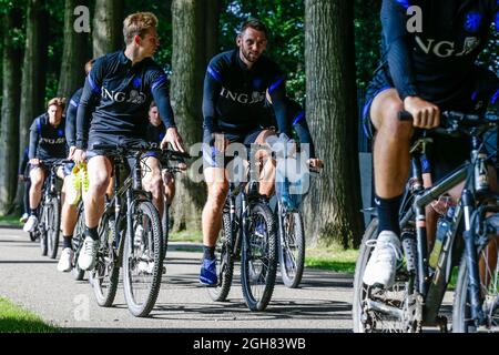 Knvb Campus, Niederlande. September 2021. KNVB CAMPUS, NIEDERLANDE - 6. SEPTEMBER: Frenkie de Jong aus den Niederlanden und Stefan de Vrij aus den Niederlanden während einer Trainingssitzung der Niederlande bei Zeist am 6. September 2021 im KNVB Campus, Niederlande. (Foto von Broer van den Boom/Orange Picics) Credit: Orange Pics BV/Alamy Live News Stockfoto