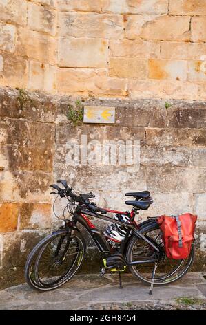 Fahrräder unter dem Weg von st james Signal, Santillana del Mar, Kantabrien, Spanien, Europa Stockfoto