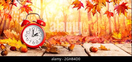 Herbstzeit - Sommerzeit Ende - Uhr Alarm Und Verlässt Im Herbst Hintergrund Stockfoto