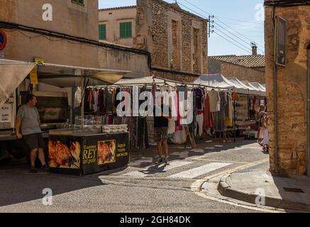 Santanyi, Spanien; september 04 2021: Gesamtansicht des wöchentlichen Straßenmarktes in der mallorquinischen Stadt Santanyi. Touristen tragen Gesichtsmasken aufgrund der Stockfoto