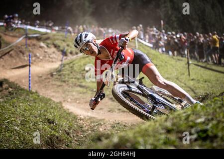 Jolanda Neff aus der Schweiz im Einsatz beim Mercedes-Benz UCI Mountain Bike World Cup - Cross-Country Rennen in Lenzerheide, Schweiz, September Stockfoto