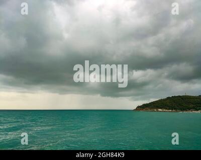 Grauer und trüber Himmel in Oropesa del Mar am Mittelmeer, in Castellón, Spanien. Europa. Horizontale Fotografie. Stockfoto