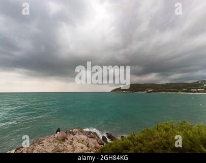 Grauer und trüber Himmel in Oropesa del Mar am Mittelmeer, in Castellón, Spanien. Europa. Horizontale Fotografie. Stockfoto