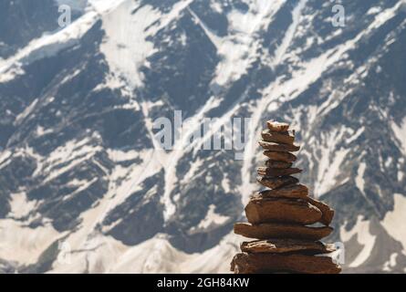 Gleichgewicht der Steine. Balancierende Steine auf dem Felsbrocken. Gleichgewicht der Steine auf dem Hintergrund der Berge mit einem Kopierraum. Steine Gleichgewicht, nachhaltig Stockfoto