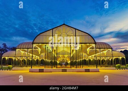 Bangalore Indien, nächtliche Skyline der Stadt im Glashaus Lalbagh Park Stockfoto