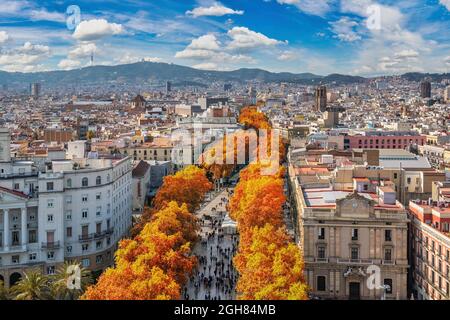 Barcelona Spanien, Skyline der Stadt mit Blick auf die Rambla mit Herbstlaub Stockfoto