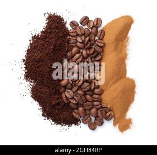 Drei verschiedene Kaffeesorten isoliert auf weißem Hintergrund. Gemahlen, Pulver und ganze Bohnen. Blick von oben Stockfoto