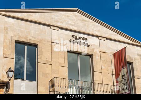 Santanyi, Spanien; 04 2021. september: Fassade des Teatro Principal in der mallorquinischen Stadt Santanyi an einem sonnigen Morgen Stockfoto